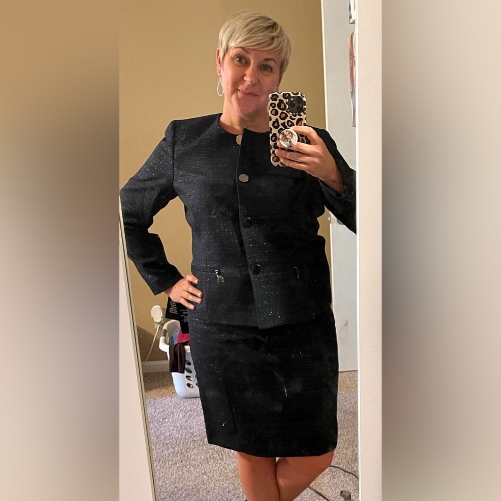Beautiful navy two piece suit by Le Suit. Perfect condition, worn once. - Picture 8 of 9